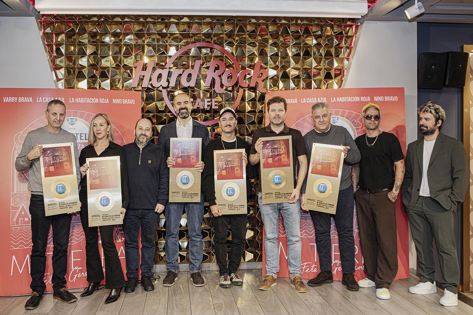 Una de las hijas de Nino Bravo junto a miembros de La Casa Azul, La Habitación Roja y Varry Brava.