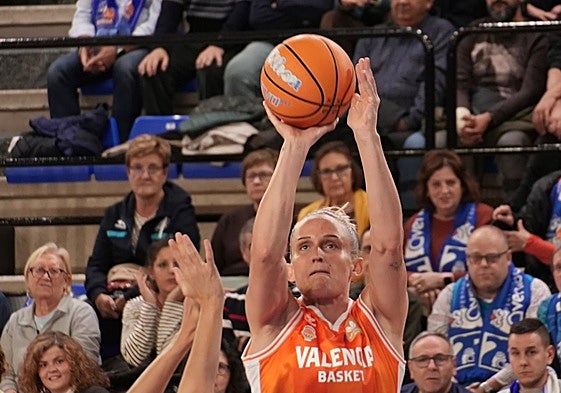 Leo Fiebich lanza a canasta durante el partido en Salamanca.