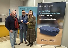 La concejala de Turismo, Paula Llobet, el presidente de la Federación de Hostelería de Valencia, Manuel Espinar, y el autor de la guía gastronómica, Pedro Mocholí.