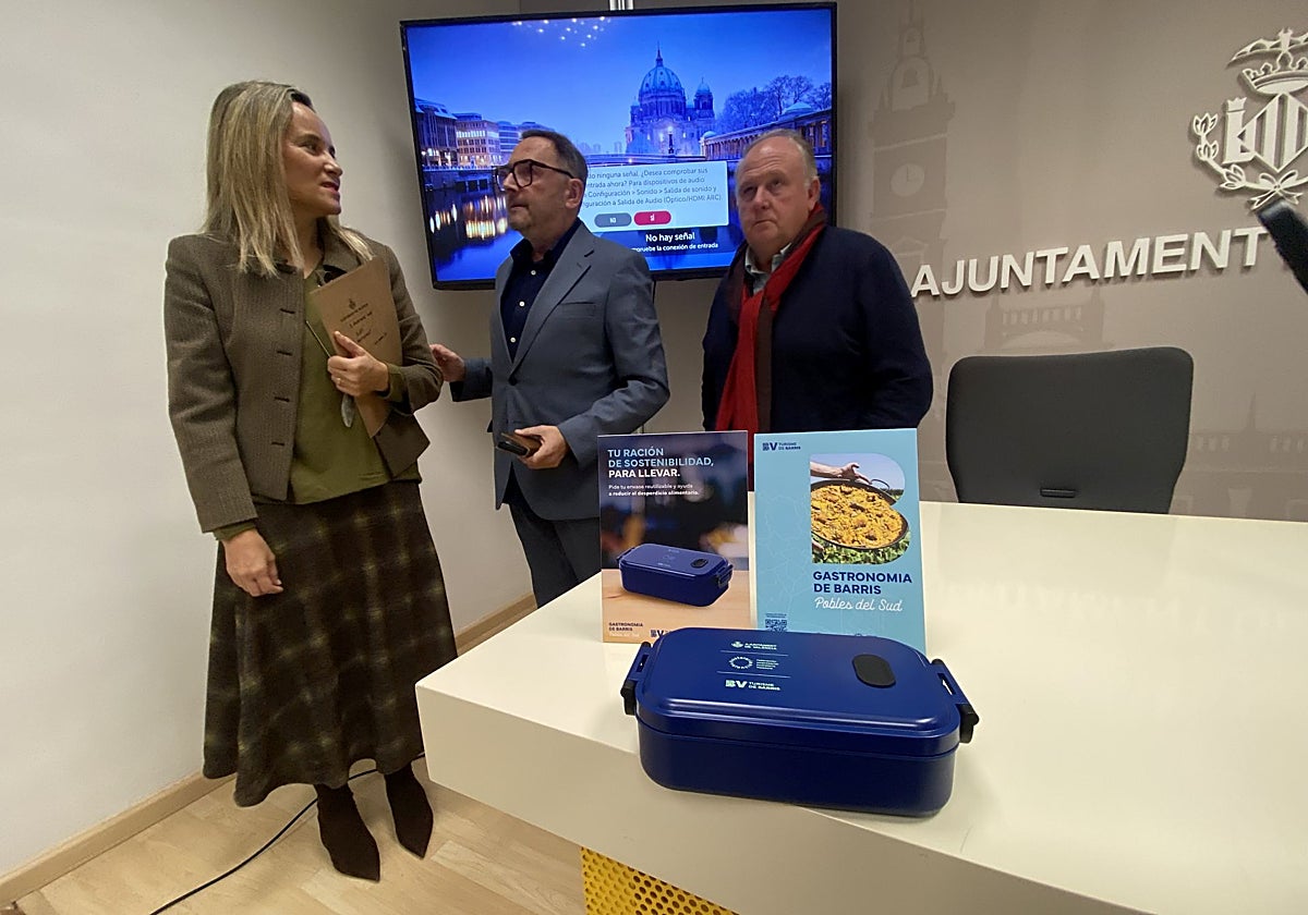 Manuel Espinar, presidente de la Federación de Hosteleros de Valencia, en el centro.