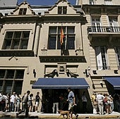 Colas a las puertas de la embajada española en Buenos Aires, en una imagen de archivo.