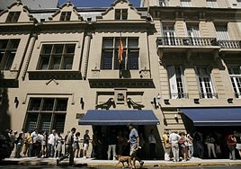 Colas a las puertas de la embajada española en Buenos Aires, en una imagen de archivo.