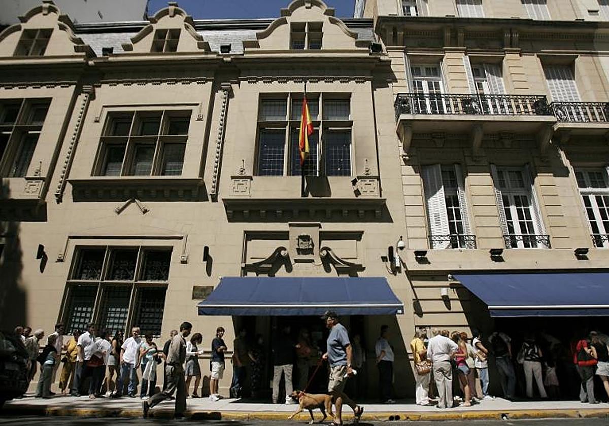 Colas a las puertas de la embajada española en Buenos Aires, en una imagen de archivo.