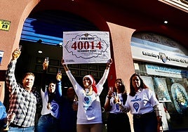 Celebración de un premio en una administración de lotería en 2024.