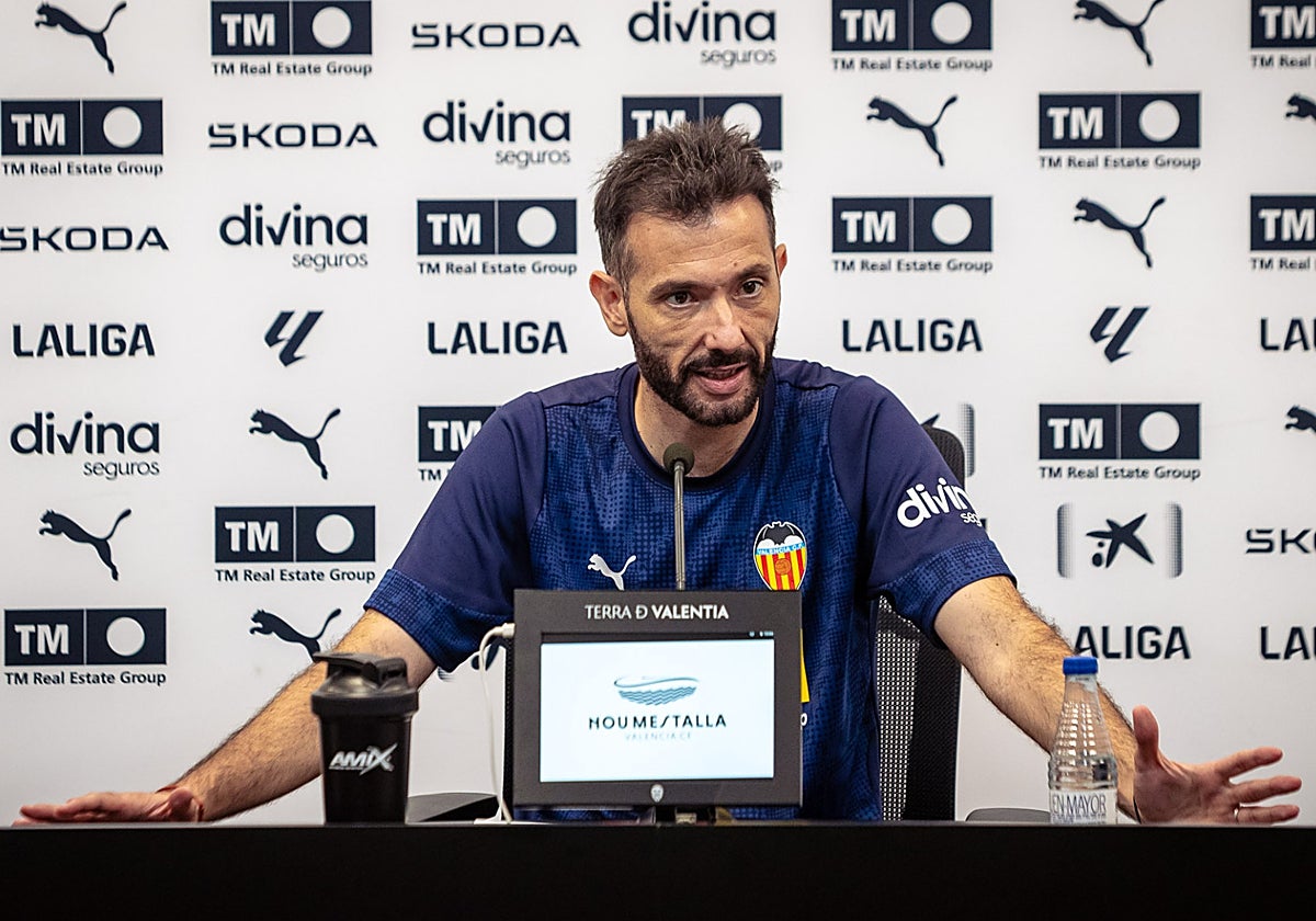 Carlos Corberán, en rueda de prensa.