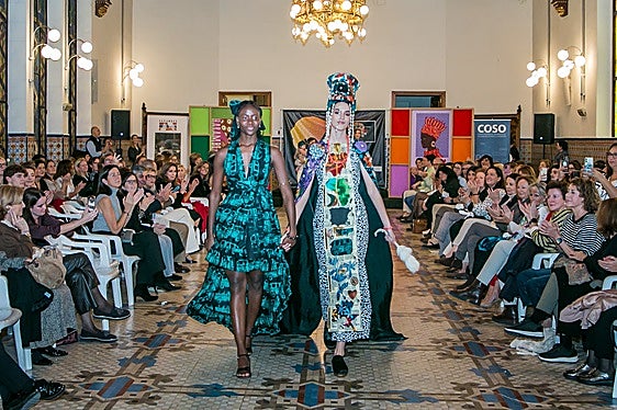Pasarela Solidaria con la participación de diseñadores emergentes y dedicada a África.