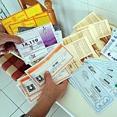 Así se cobra una papeleta premiada de la Lotería de Navidad