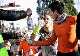 Corredores en un punto de avituallamiento.