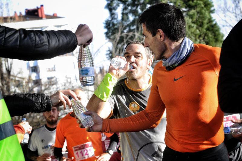 Corredores en un punto de avituallamiento.