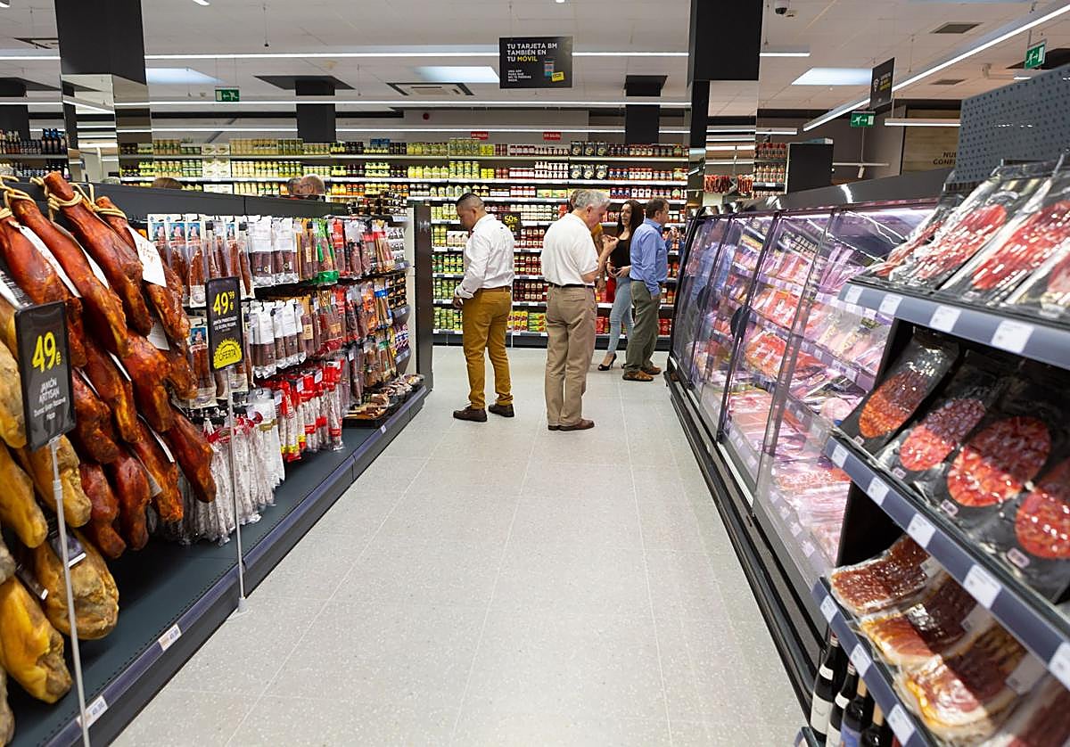 Un grupo de clientes realizando la compra en un supermercado, imagen de archivo.