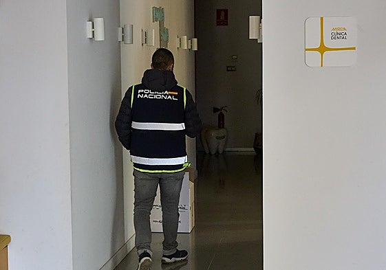 Un policía dentro de la clínica dental de Alzira.