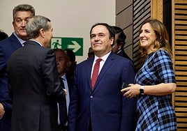 La alcaldesa Catalá, junto a Pérez Llorca, en Les Corts.