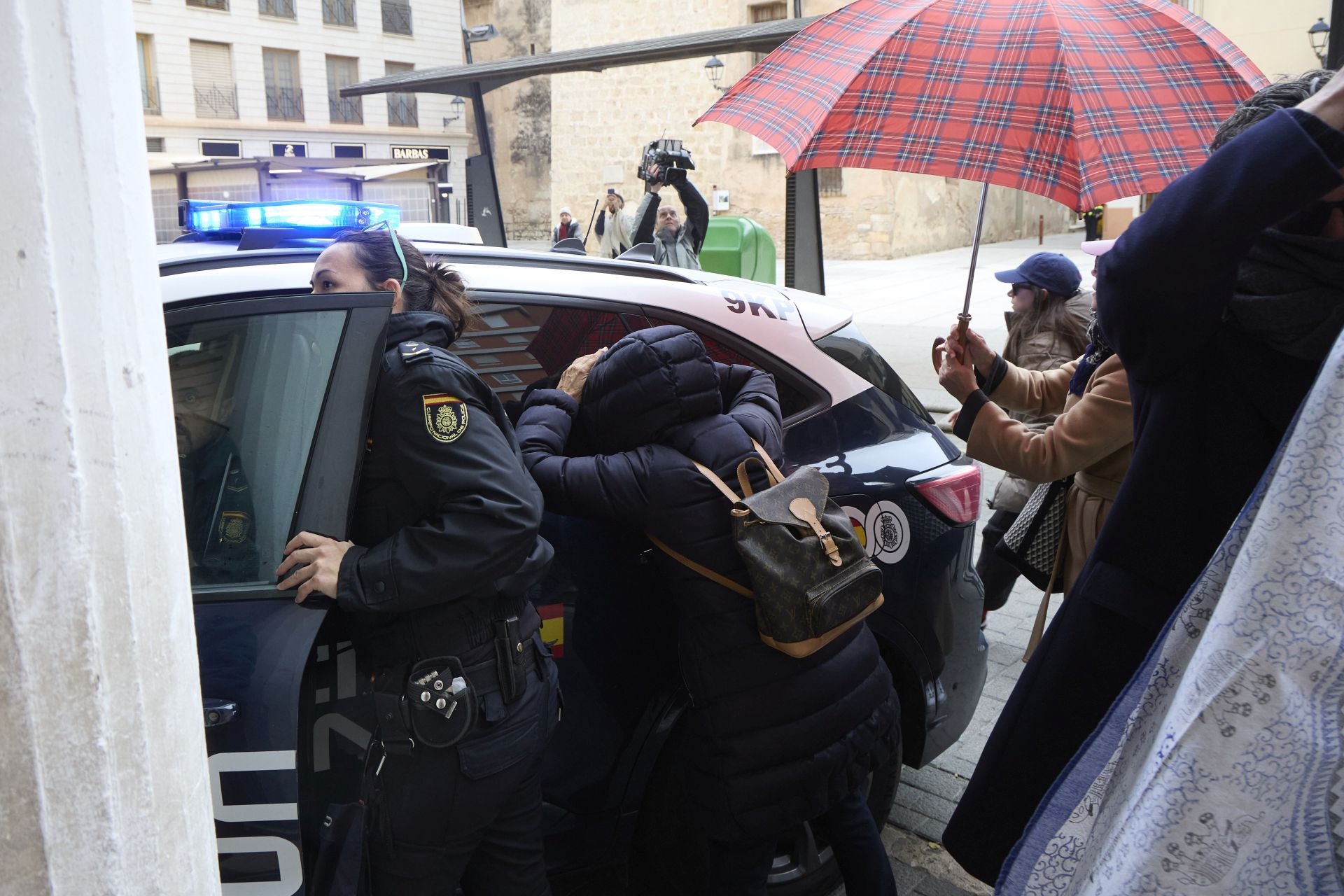 FOTOS | Llegada a los juzgados del anestesista detenido por la muerte de una niña en Alzira