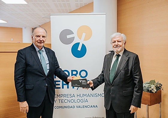 Imagen de José Vicente Morata y el premiado Rafael Ferrando en el Club de Tenis Valencia