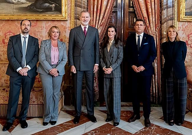 Los Reyes, con los alcaldes que acudieron al Patronato de la Fundación Princesa de Girona.