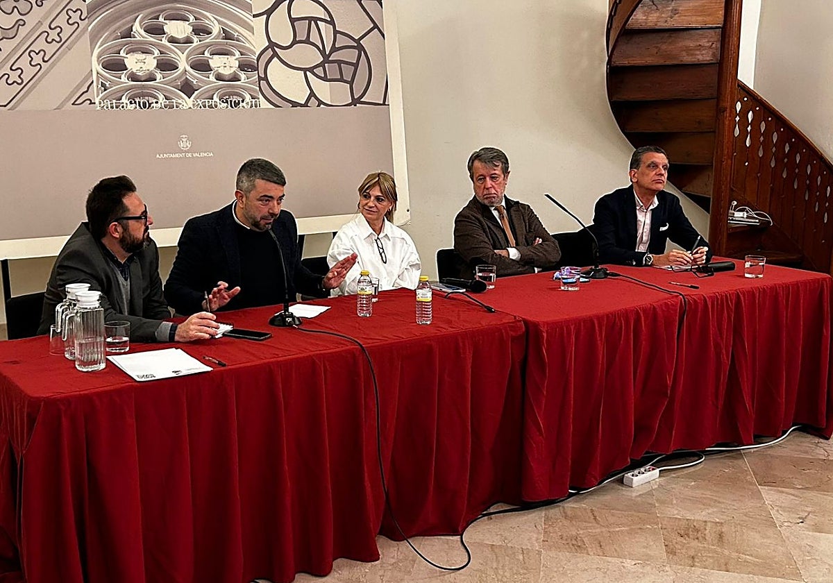 Mesa de periodistas en el congreso sobre el Santo Cáliz.