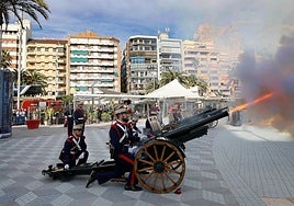 Representación de la toma de su castillo con cañones de época
