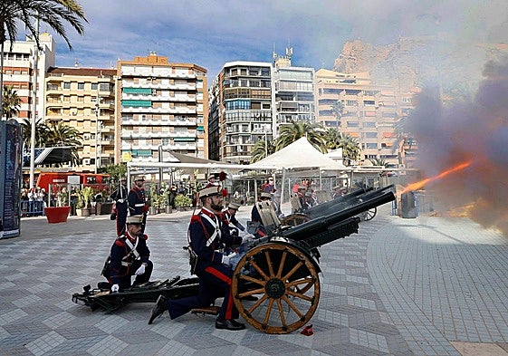 Representación de la toma de su castillo con cañones de época