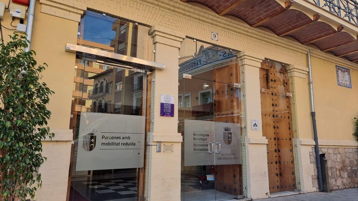 Acceso al Ayuntamiento de Riba-roja.