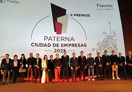 Imagen de todos los premiados en la gala con el alcalde Sagredo.