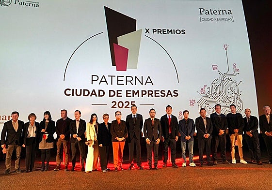 Imagen de todos los premiados en la gala con el alcalde Sagredo.