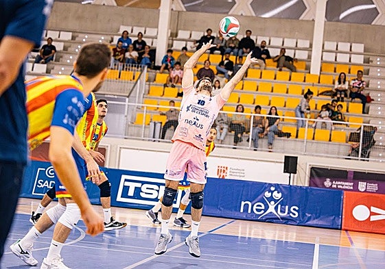 Un instante de un partido de voleibol del Conqueridor.