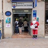 Varios jugadores frente a una administración de Loterías y Apuestas del Estado.