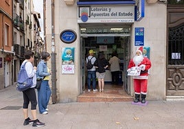 Varios jugadores frente a una administración de Loterías y Apuestas del Estado.