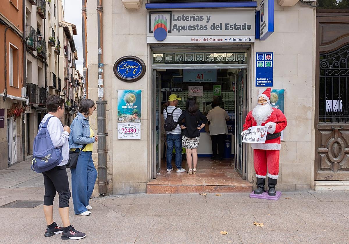 Varios jugadores frente a una administración de Loterías y Apuestas del Estado.