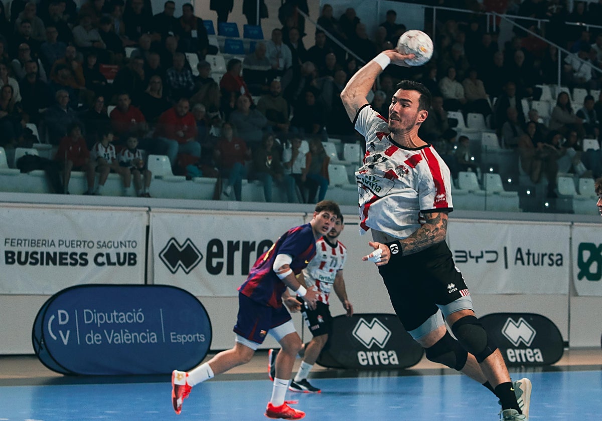 Alex Pozzer se prepara para lanzar en el último partido disputado frente al filial del Barça.