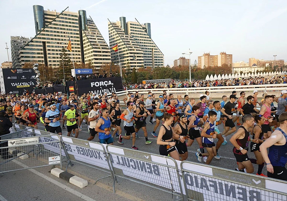 Participantes, en la emotiva salida del Maratón Valencia 2024.