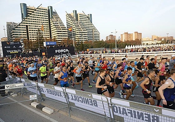 Participantes, en la emotiva salida del Maratón Valencia 2024.