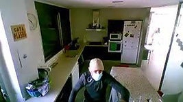 Uno de los ladrones, captado por una cámara en uno de los chalés asaltados.