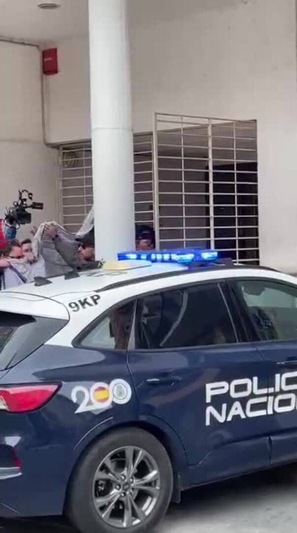 Llegada a los juzgados del anestesista detenido por la muerte de una niña en Alzira