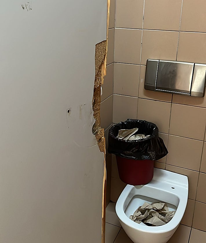 Imagen secundaria 2 - Fuga de agua en el Ballester Fandos (ya arreglada), patio del Ceip Montolivet y baño del Cervantes. 