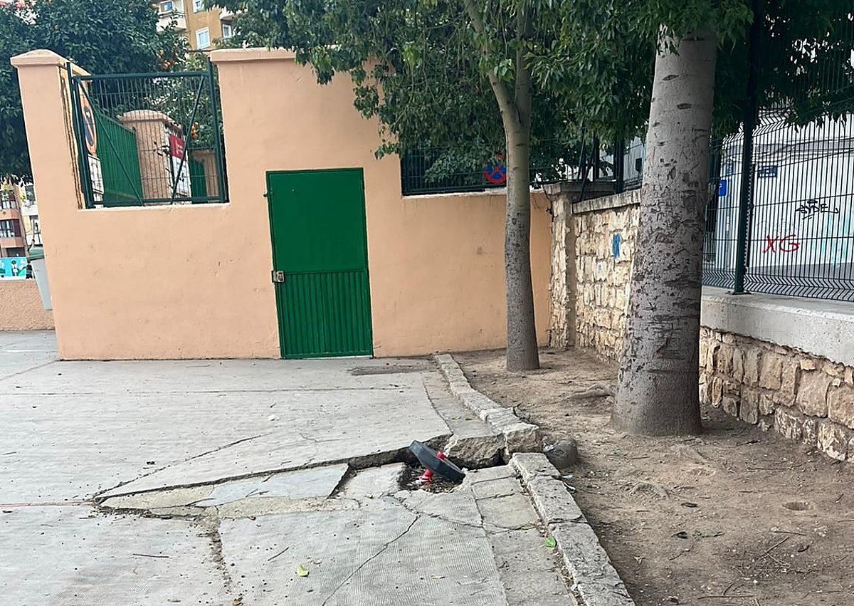 Imagen secundaria 1 - Fuga de agua en el Ballester Fandos (ya arreglada), patio del Ceip Montolivet y baño del Cervantes. 
