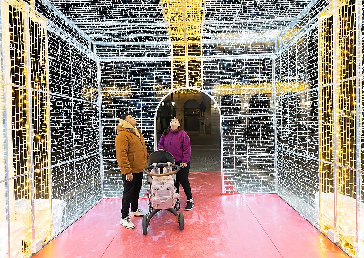 Imagen secundaria 1 - Un espectáculo multitudinario en el Prado da la bienvenida a la Navidad en Gandia