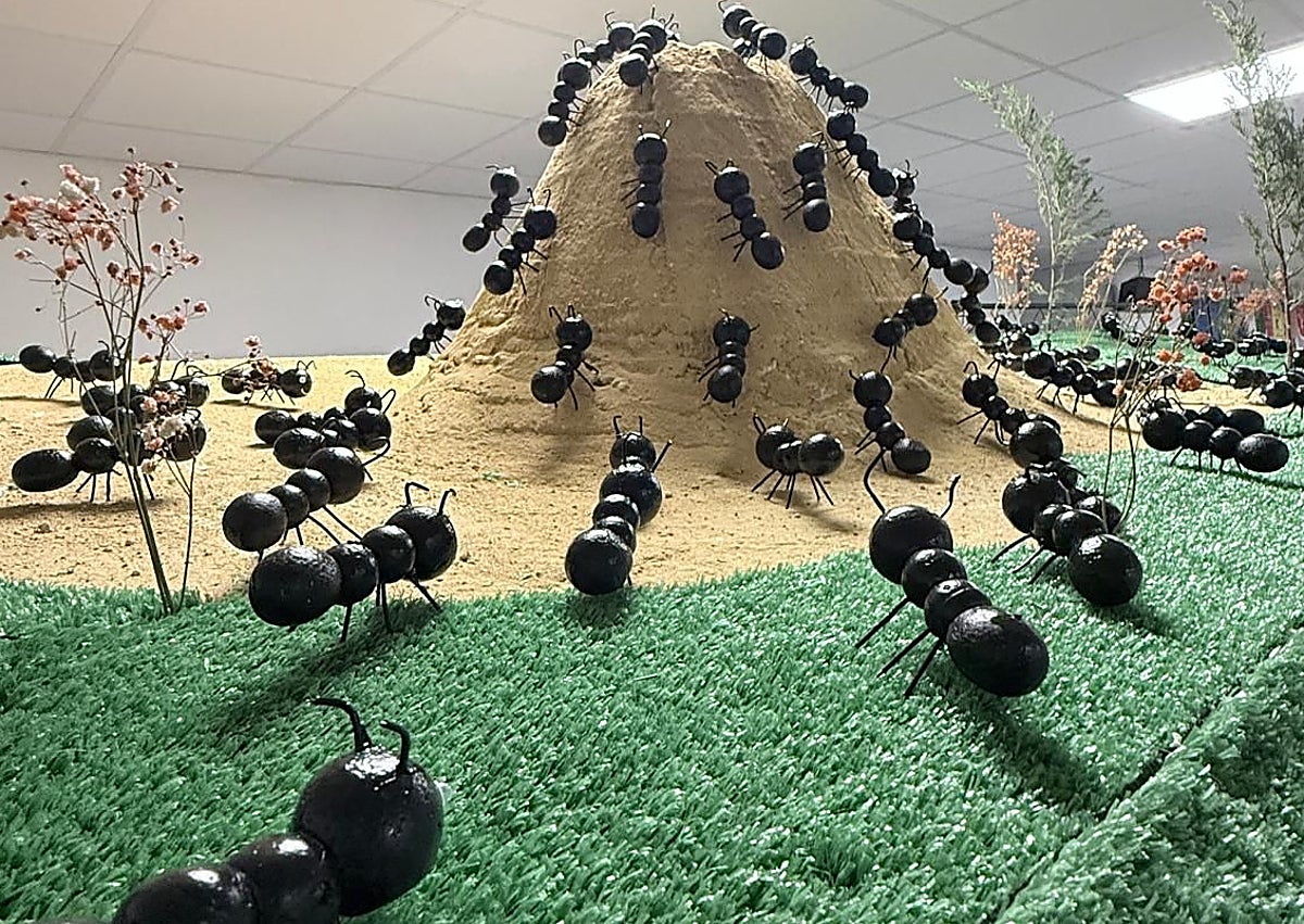 Imagen secundaria 1 - Belén creado con figuras de hormigas en la falla Luis Lamarca.