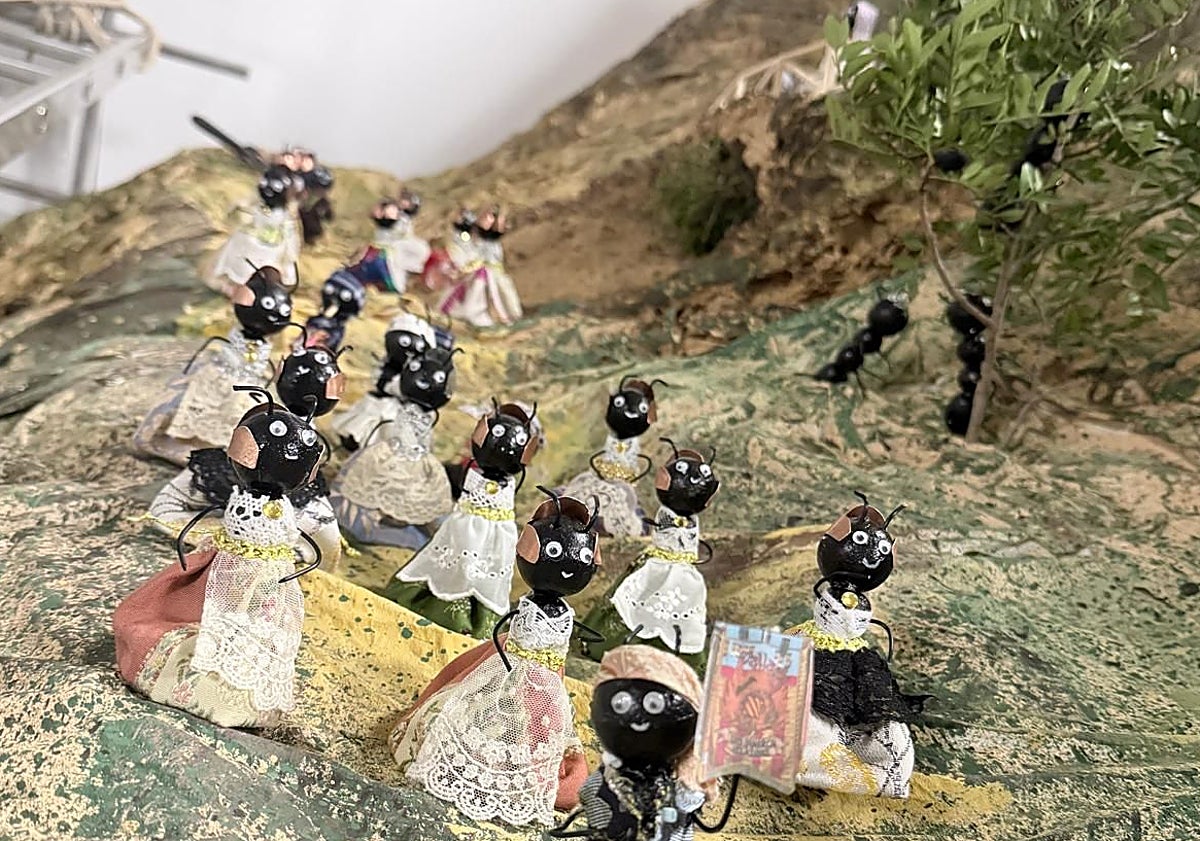 Imagen principal - Belén creado con figuras de hormigas en la falla Luis Lamarca.