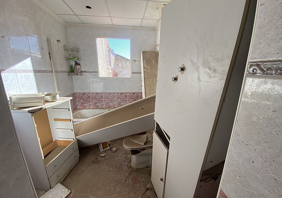 Imagen principal - Así es la casa del Cabanyal con más pujas: un primer piso en la calle Francisco Eiximenis, con terraza de 60 metros y con un precio de salida de 120.000 euros