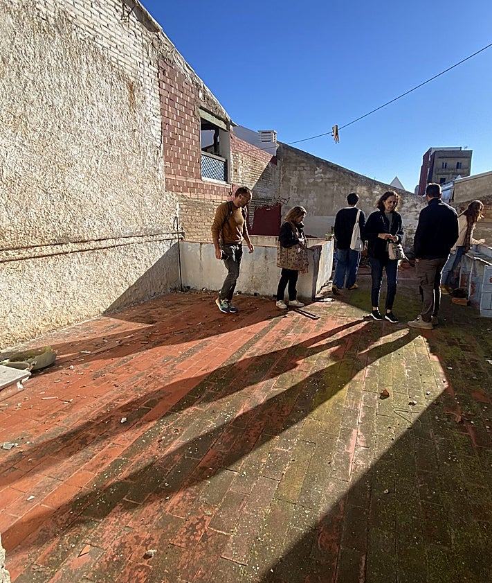Imagen secundaria 2 - Así es la casa del Cabanyal con más pujas: un primer piso en la calle Francisco Eiximenis, con terraza de 60 metros y con un precio de salida de 120.000 euros
