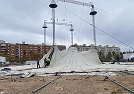 Montaje del Circ de Nadal en la avenida Levante UD, en Benicalap.