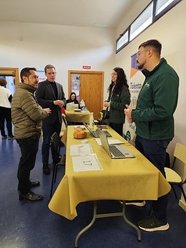 El presidente de la Mancomunitat de la Costera y el alcalde de Xàtiva departen con representantes de una de las entidades participantes.