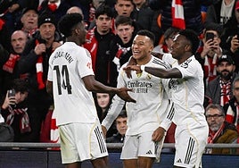 Dani Olmo marca un gol.