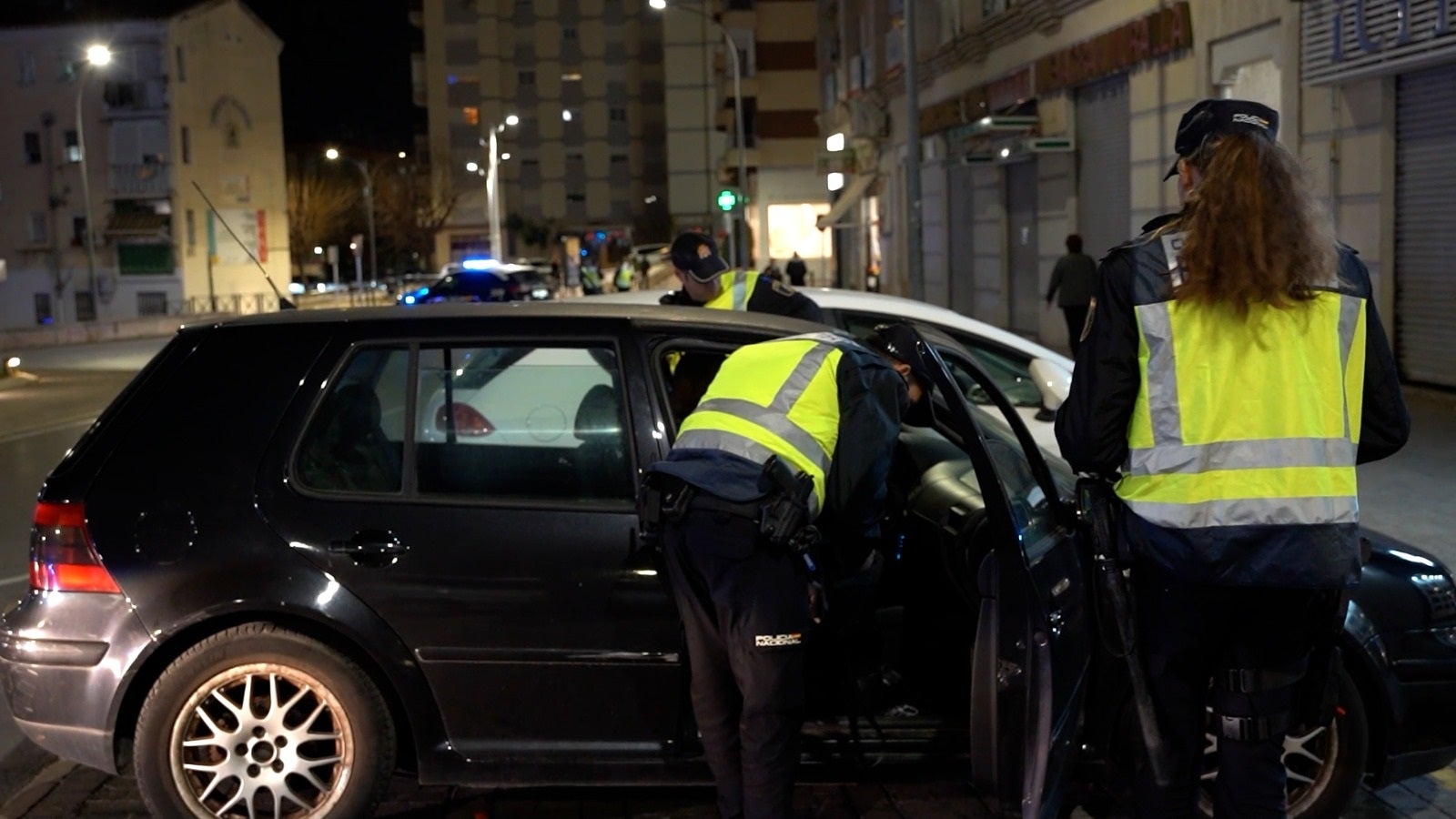 Agentes de la Policía Local durante un control.
