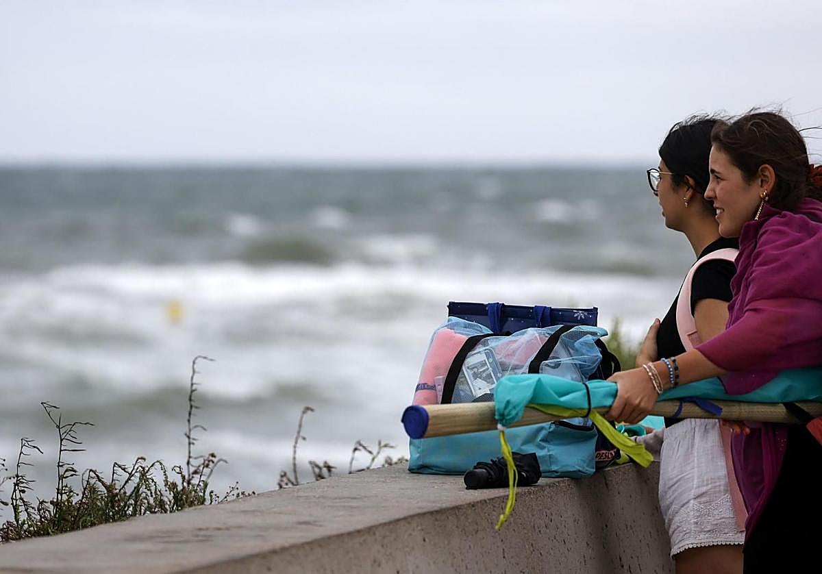 Dos mujeres en Valencia, en imagen de archivo.