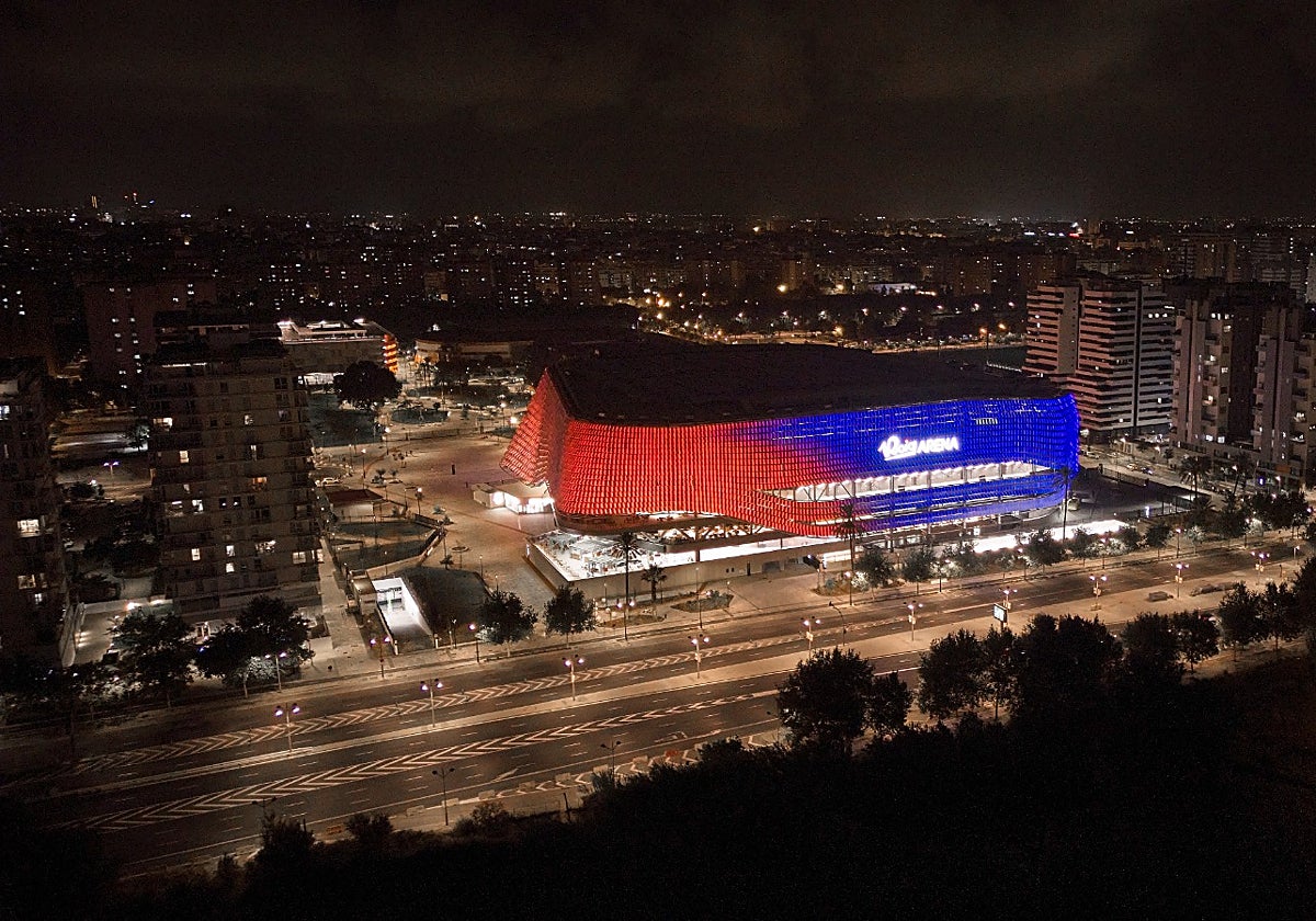 Vista nocturna del Roig Arena, tomada desde un dron.