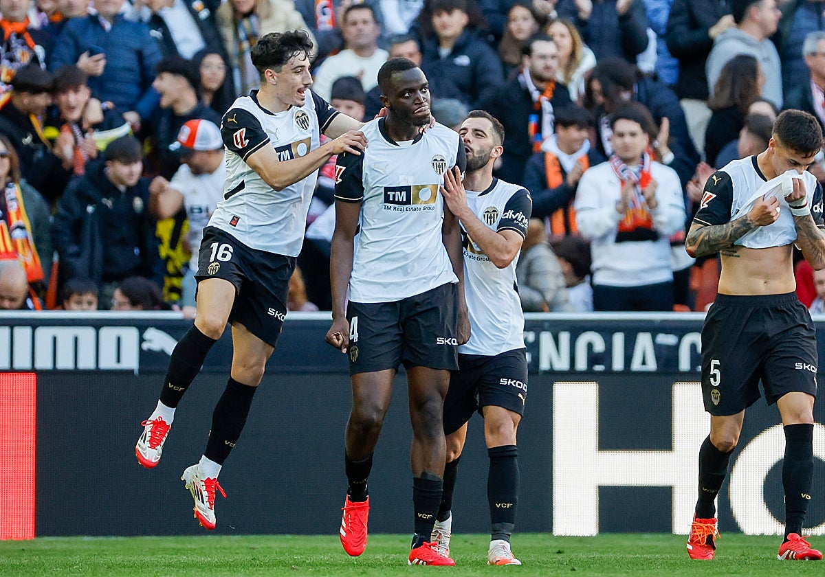 Diakhaby celebra un gol en Mestalla.