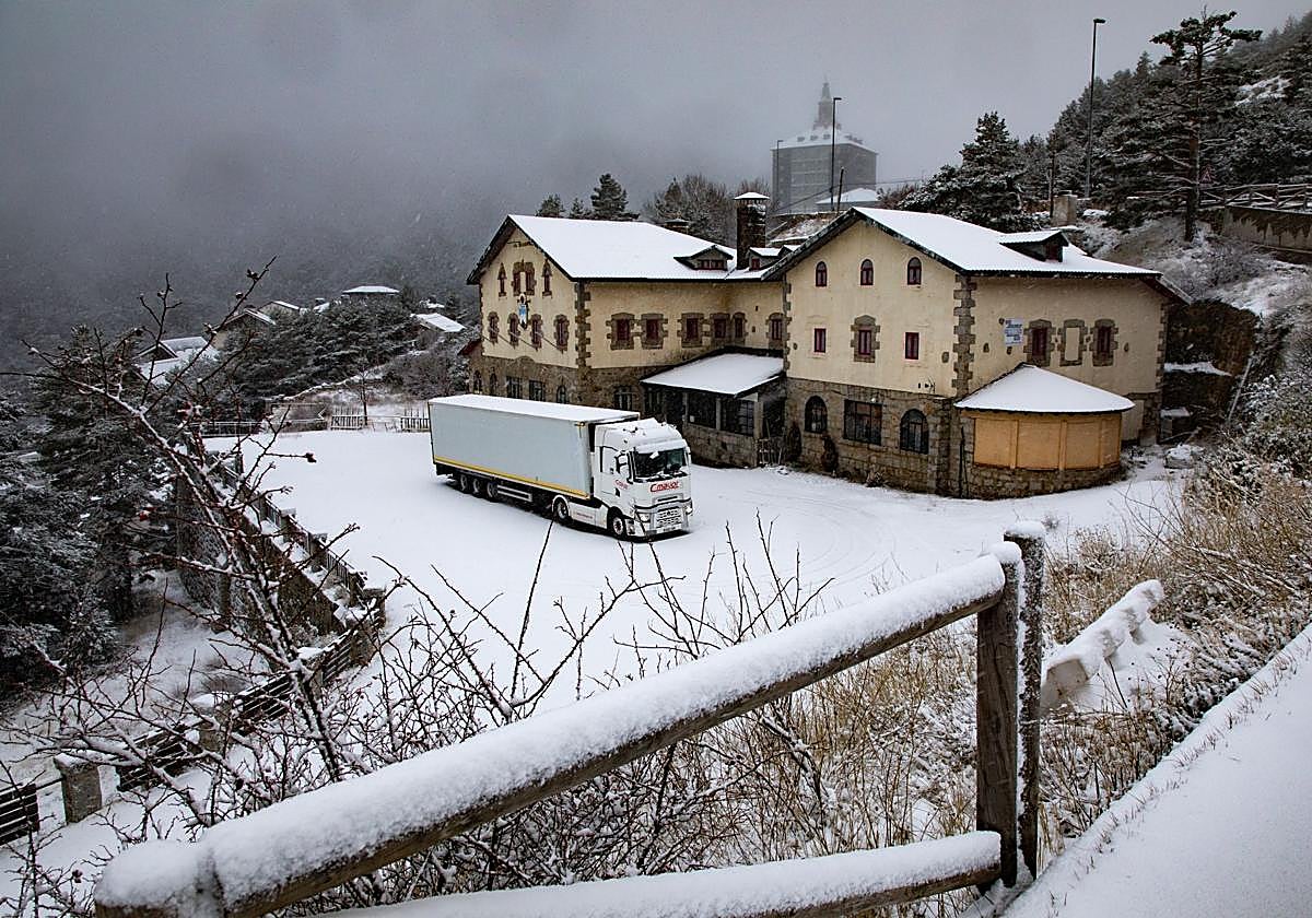 La nieve cubre Navacerrada.