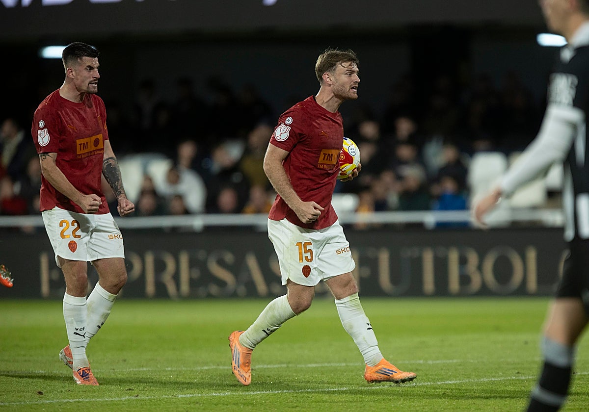 Santamaría y Beltrán celebran el gol del empate en Cartagonova.